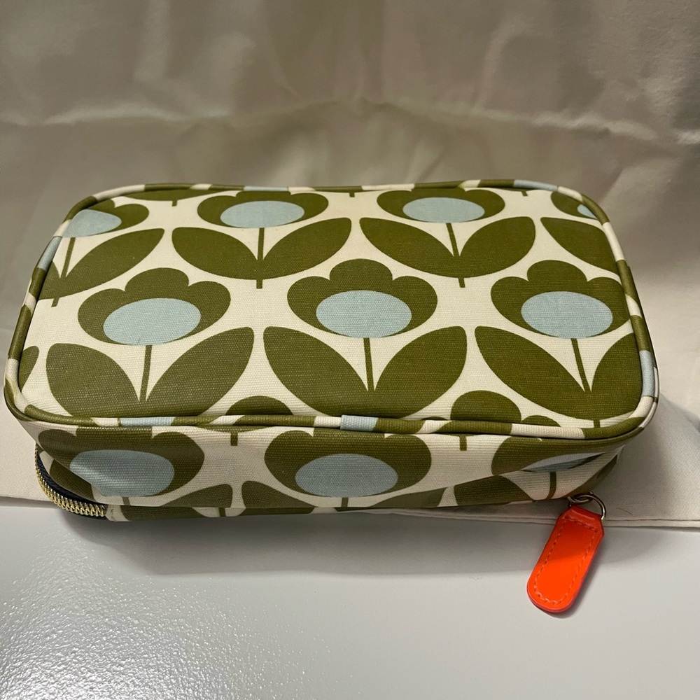 orla kiely travel bag, 2 zip comparments, 5x8-1-2, no marks